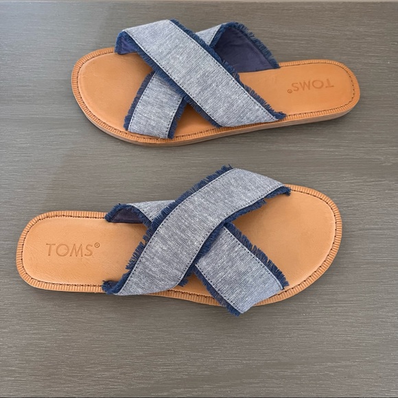 TOMS Viv Fringe Flat Sandals - Picture 4 of 7
